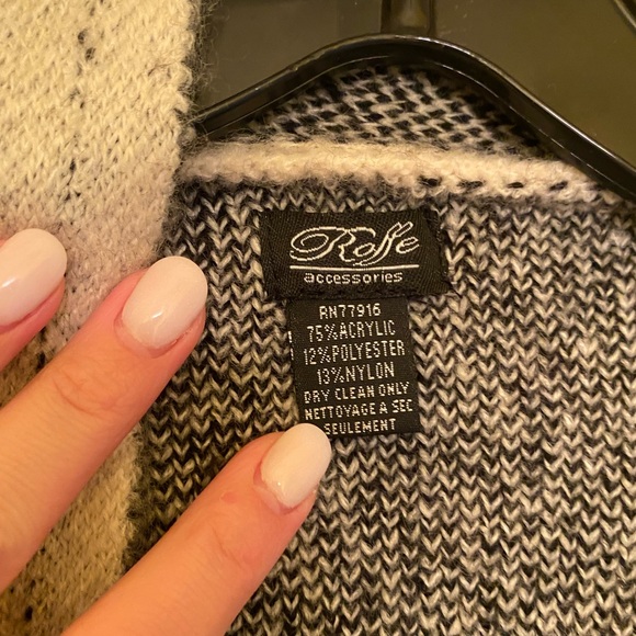 Heavy Cardigan with Geometric Design - Picture 3 of 3